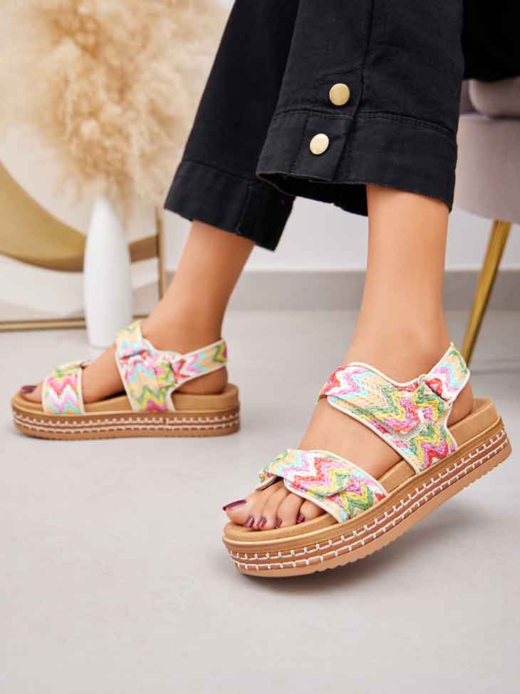 Andera - Sandaler med en bred sål og remme med fin tekstur